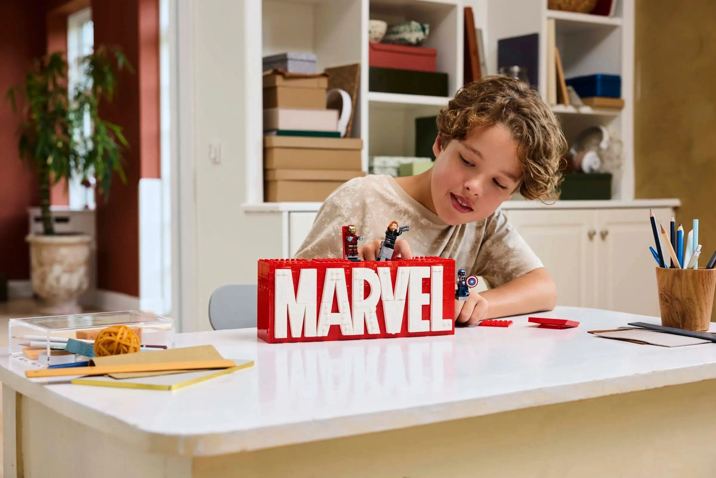 LEGO 76313 MARVEL Logo & Minifigures
