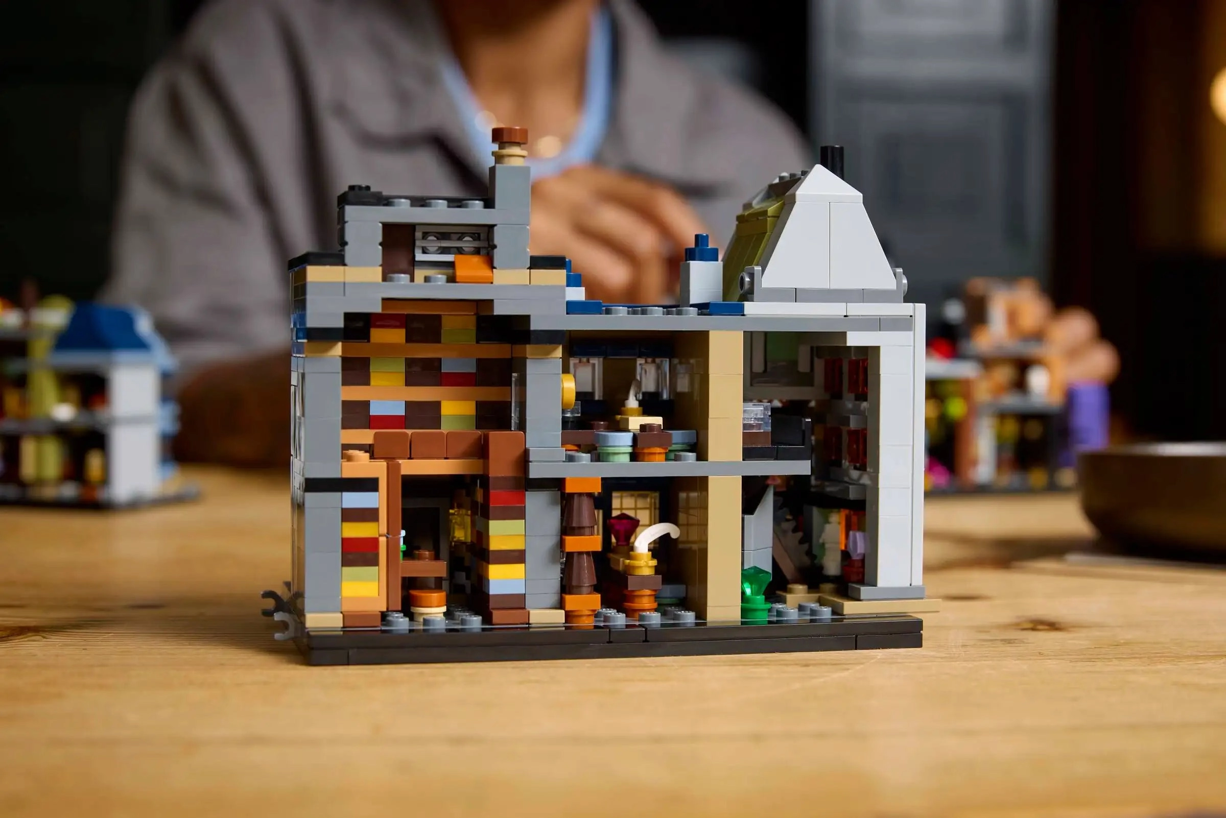 LEGO HARRY POTTER 76444 Diagon Alley Wizard Shops