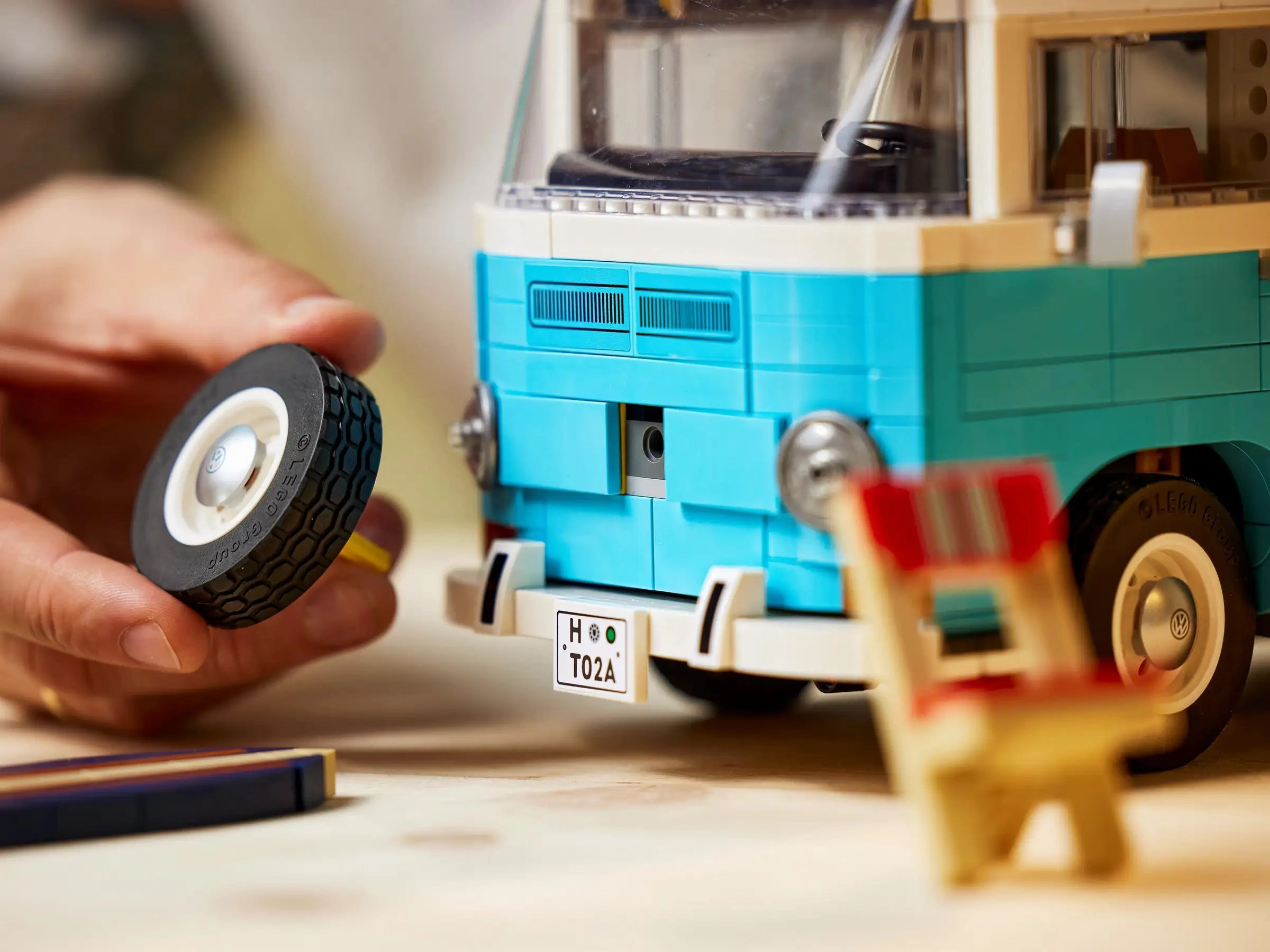 LEGO ICONS 10279 Volkswagen T2 Camper Van