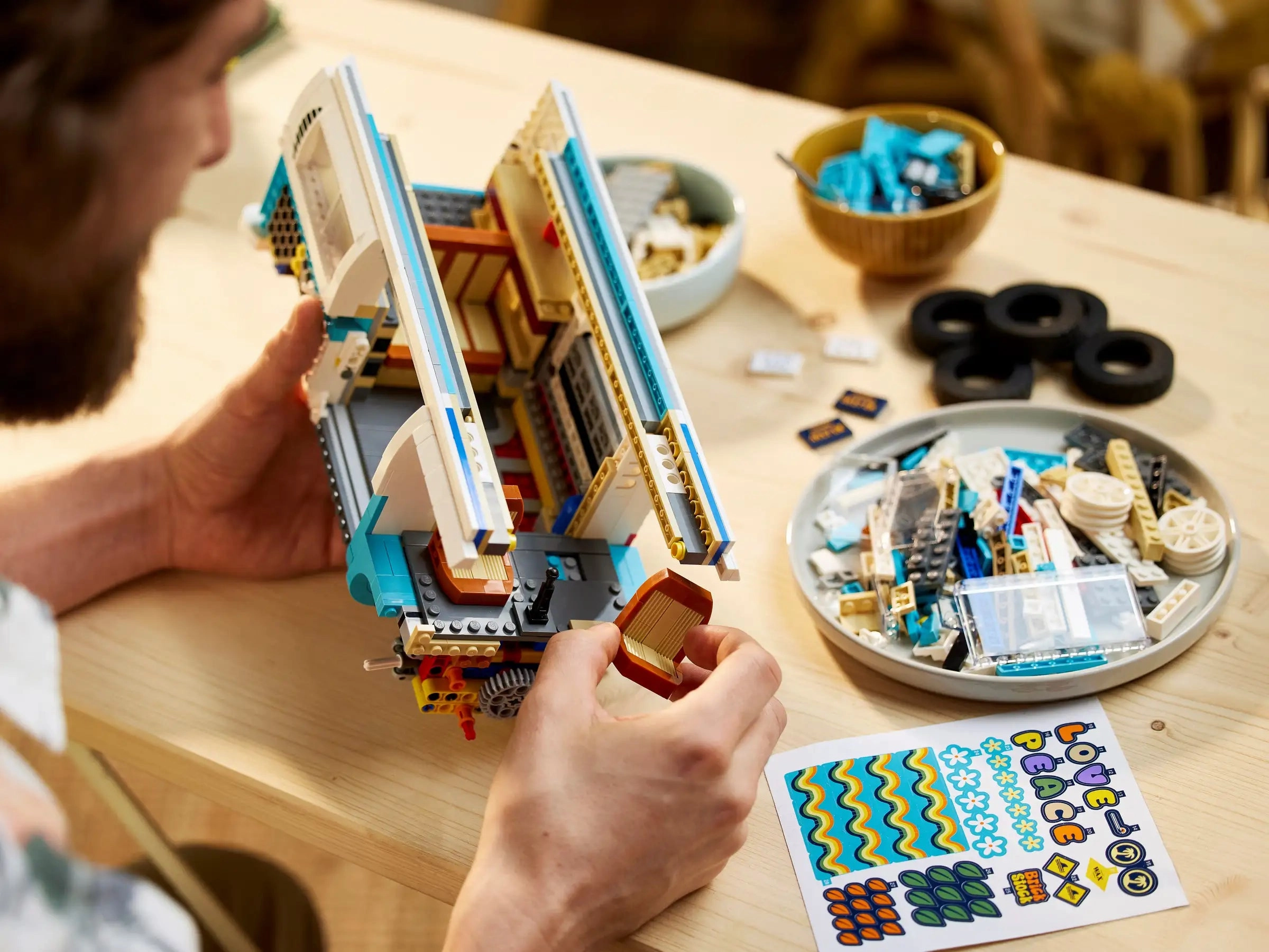 LEGO ICONS 10279 Volkswagen T2 Camper Van