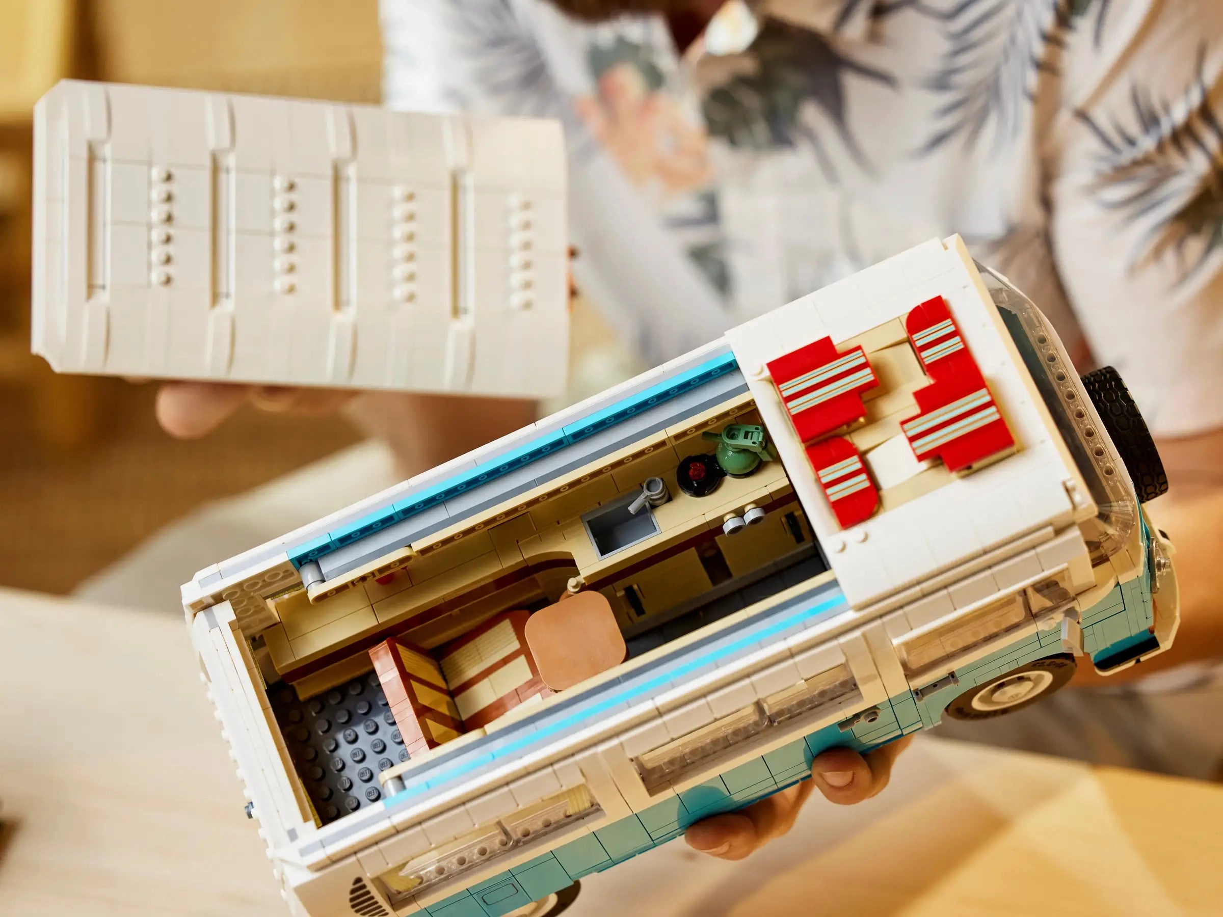 LEGO ICONS 10279 Volkswagen T2 Camper Van