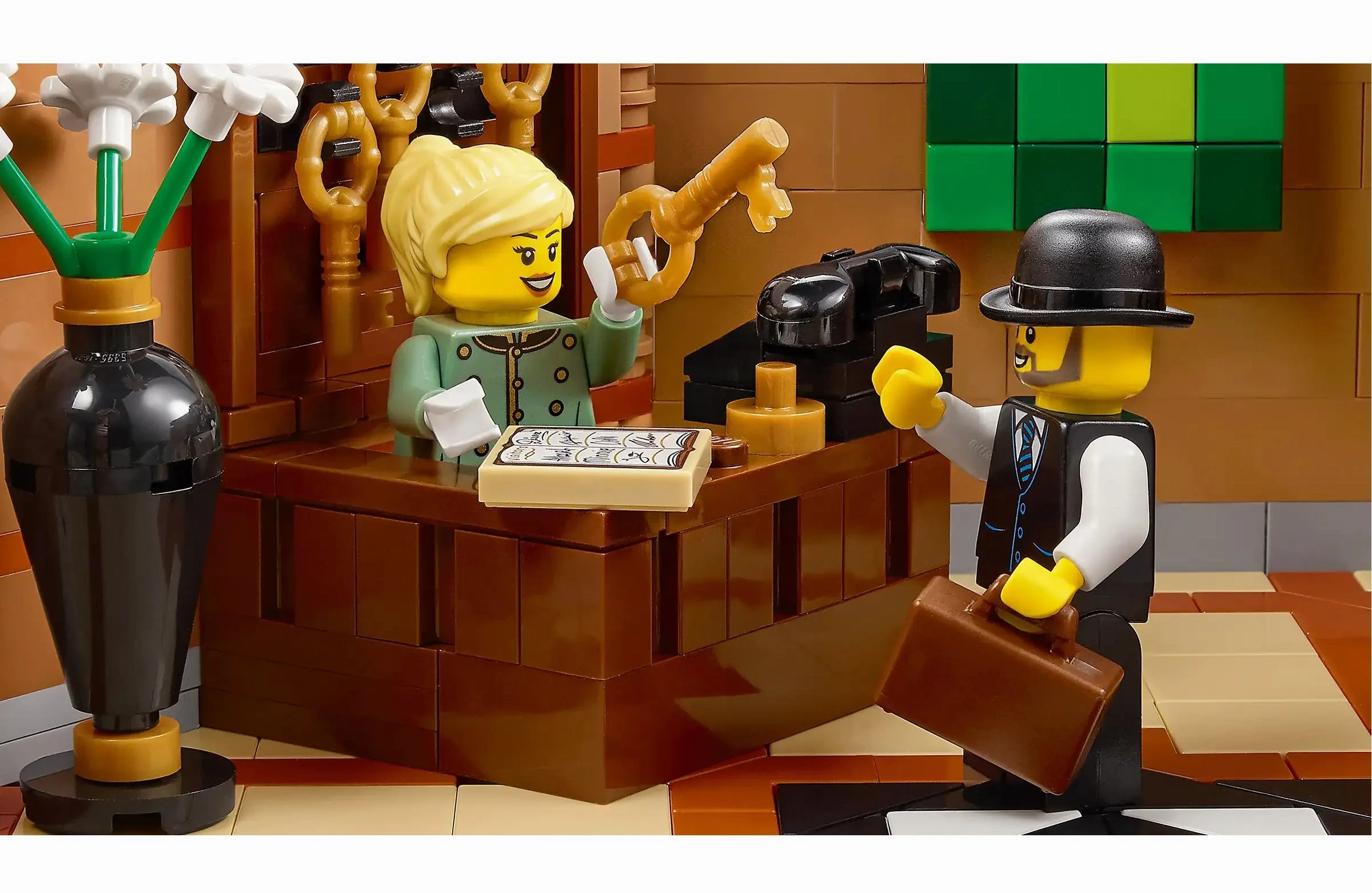 LEGO ICONS 10297 Boutique Hotel