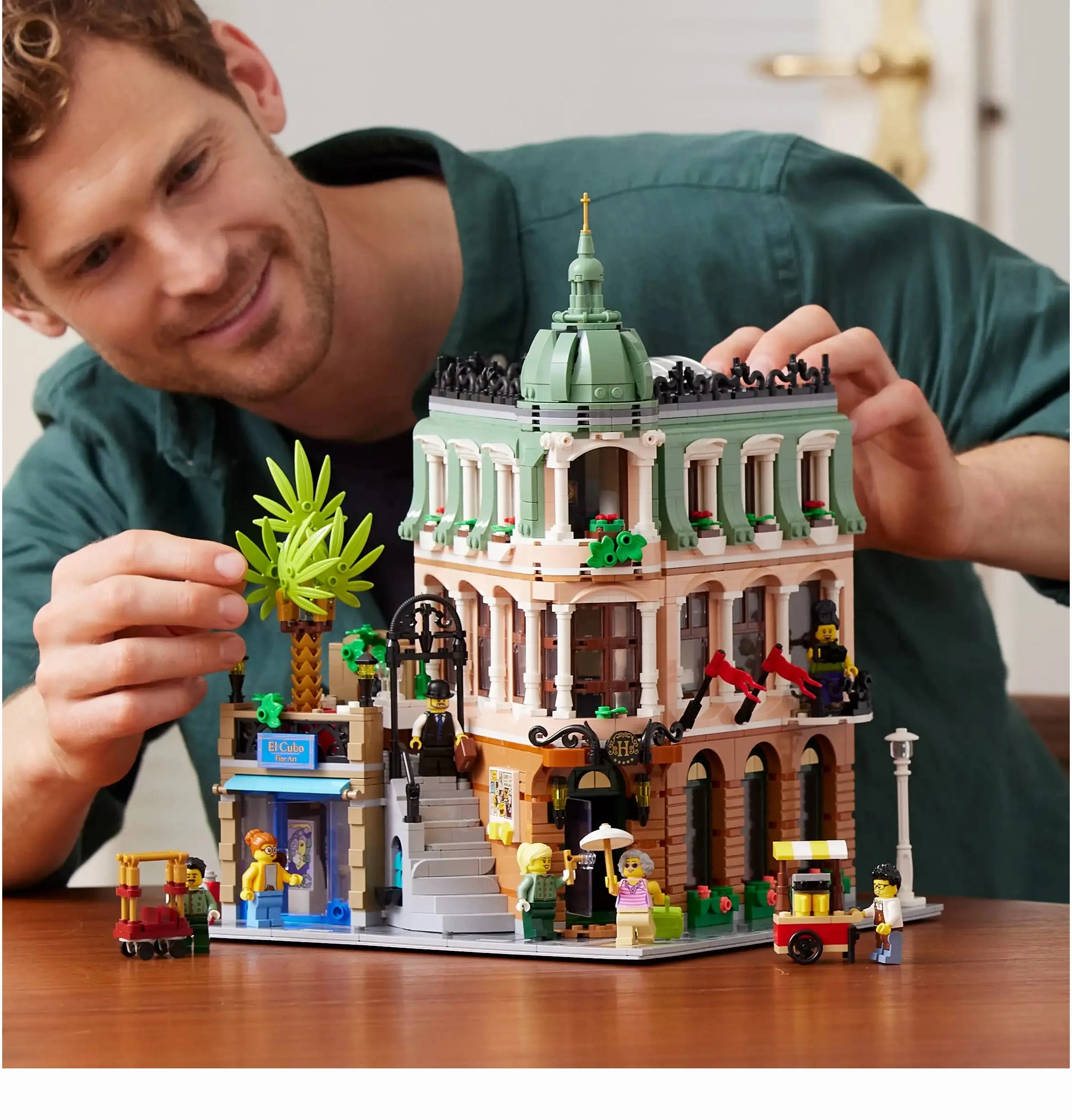 LEGO ICONS 10297 Boutique Hotel
