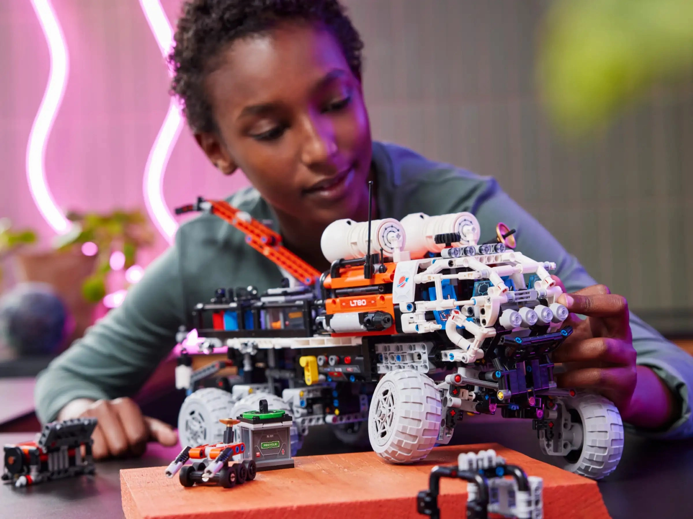 LEGO TECHNIC 42180 Mars Crew Exploration Rover