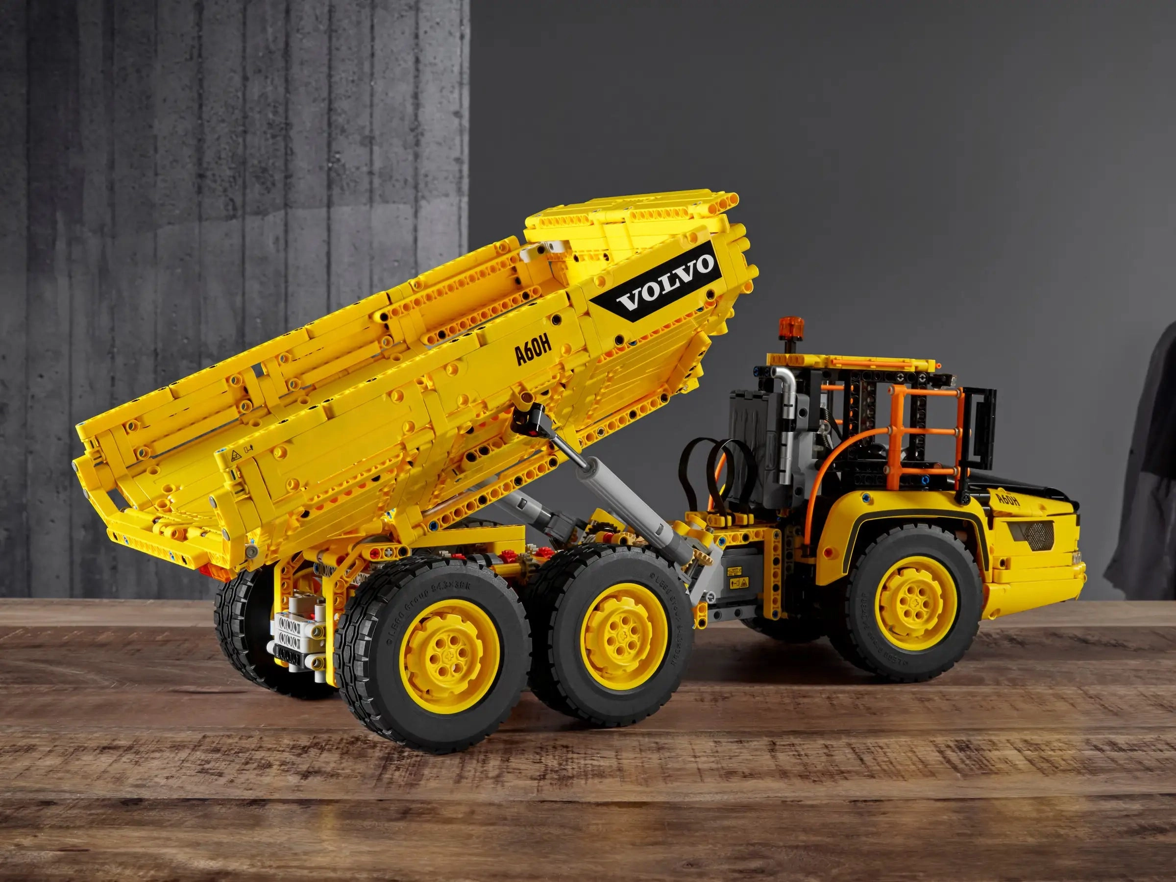 LEGO TECHNIC 6x6 Volvo Articulated Haulier 42114