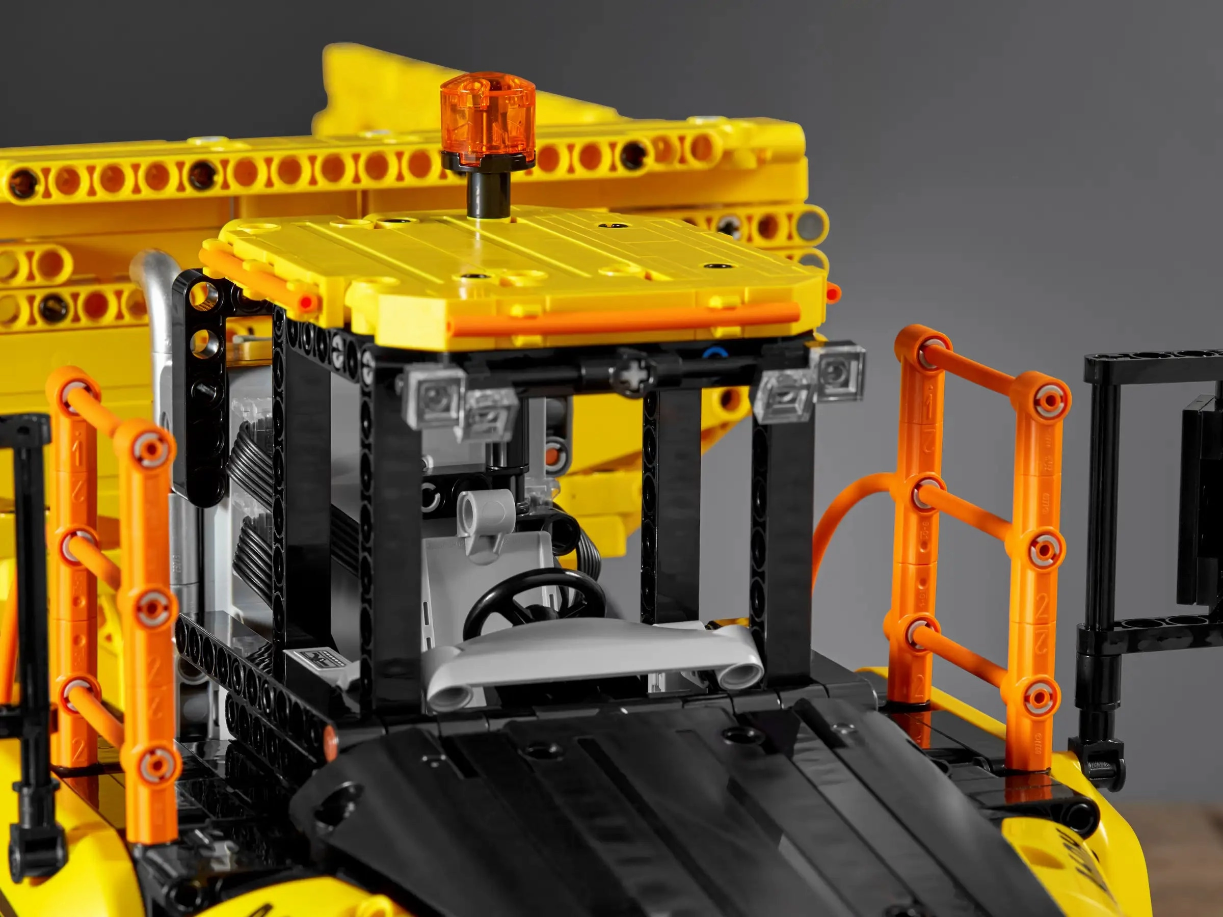 LEGO TECHNIC 6x6 Volvo Articulated Haulier 42114
