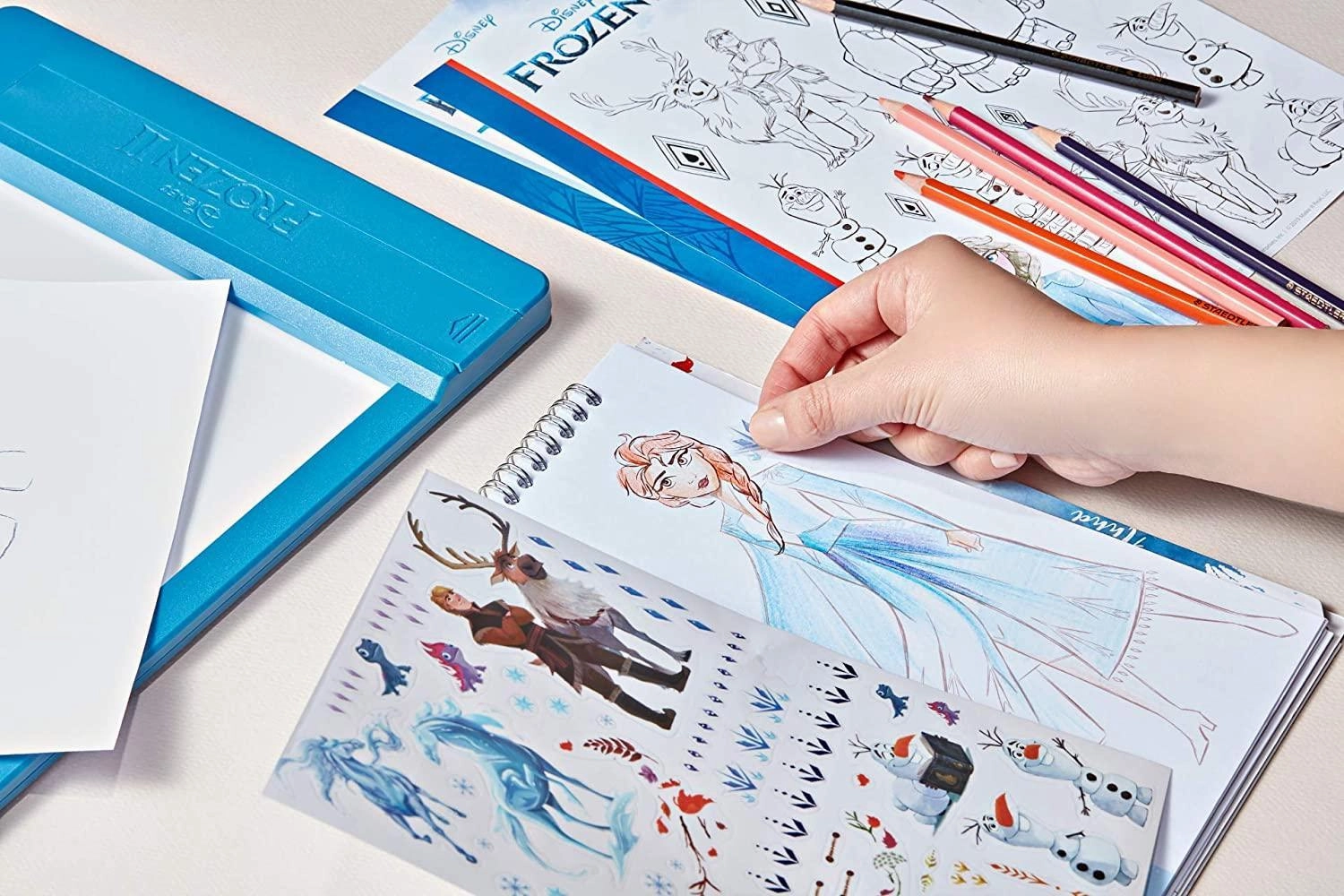 Make It Real 4254 Disney Frozen 2 Fashion Design Tracing Light Table