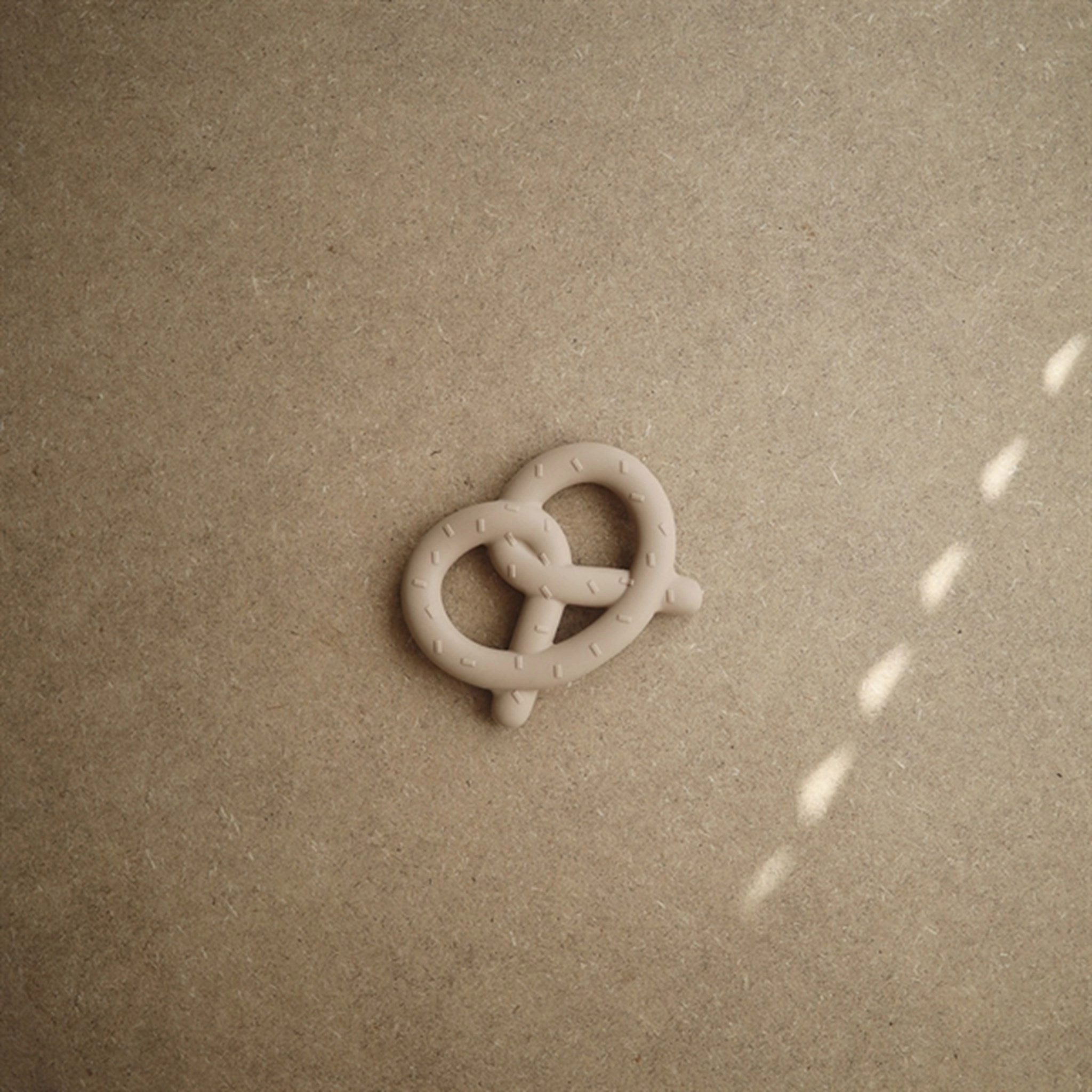Mushie Teether Pretzel Natural