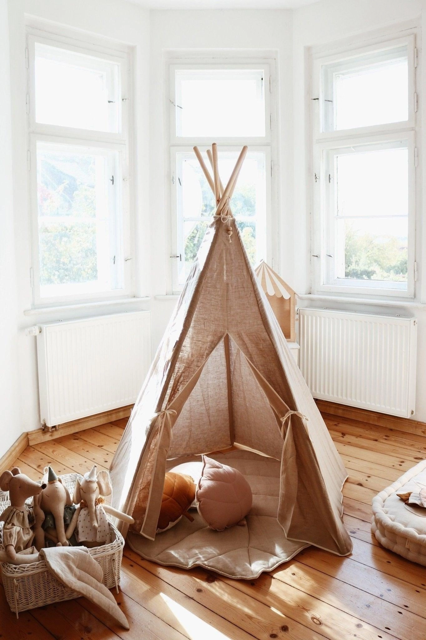 Natural Linen Teepee Tent and "White and Grey" Leaf Mat Set