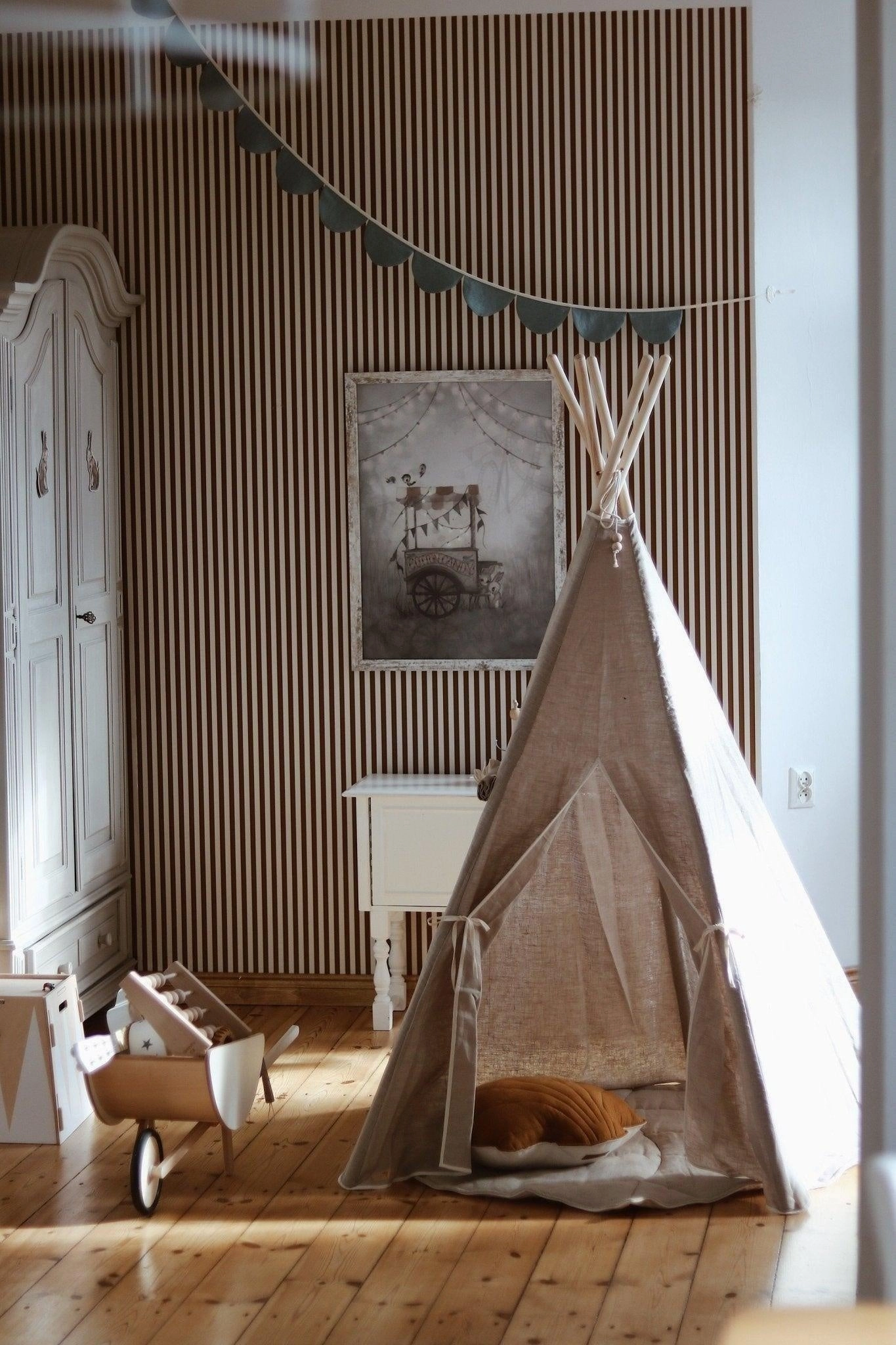 Natural Linen Teepee Tent and "White and Grey" Leaf Mat Set