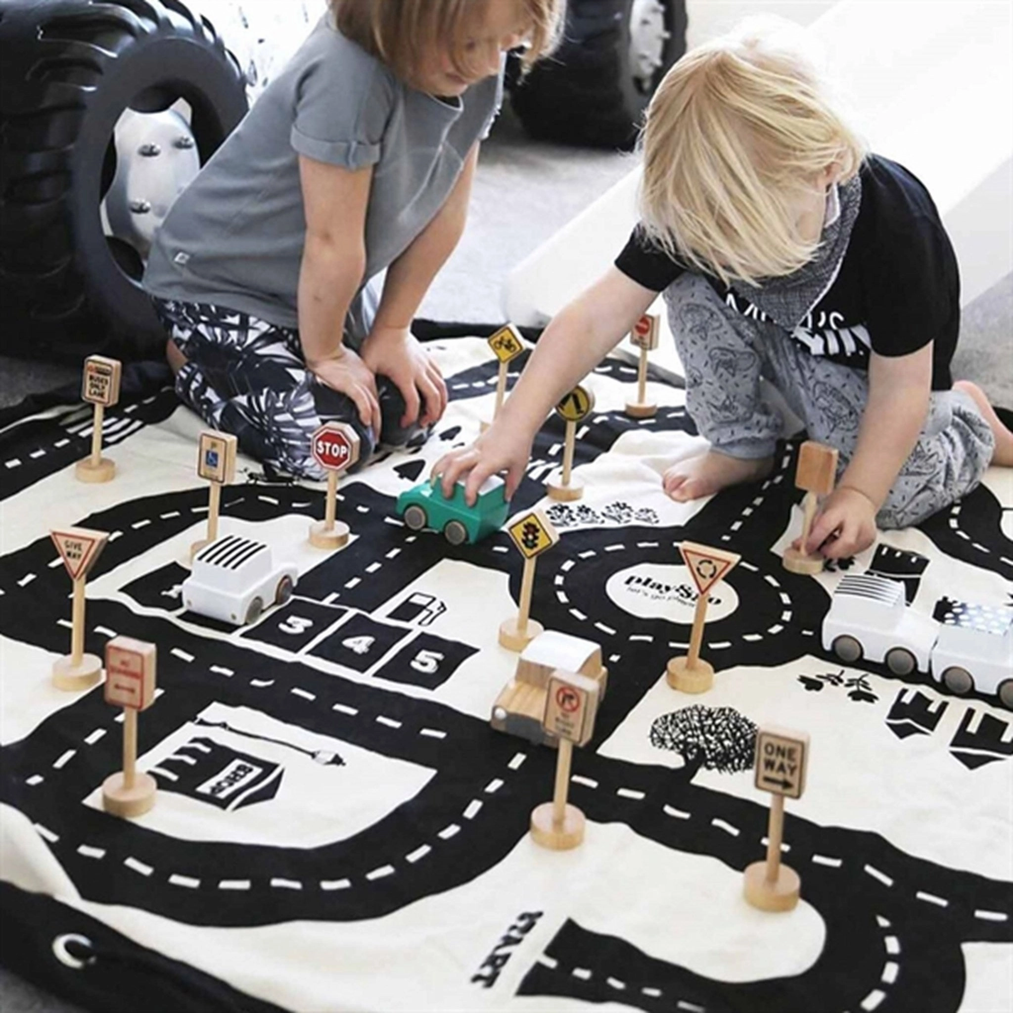Play&Go 2-in-1 Play Mat Roadmap/Thunderbolt