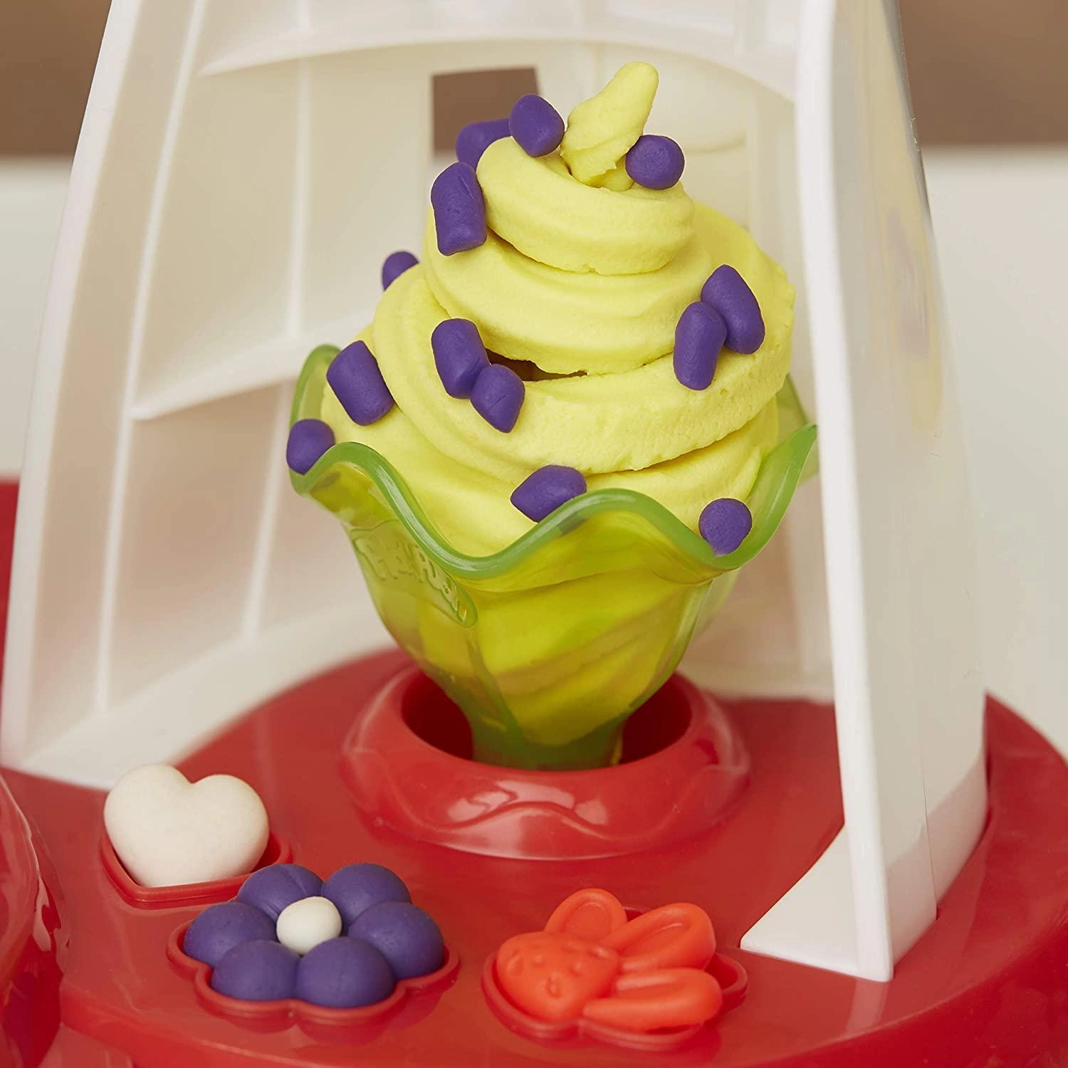 Play-Doh Kitchen Creations Ultimate Swirl Ice Cream Maker Play Food Set with 8 Non-Toxic Colours