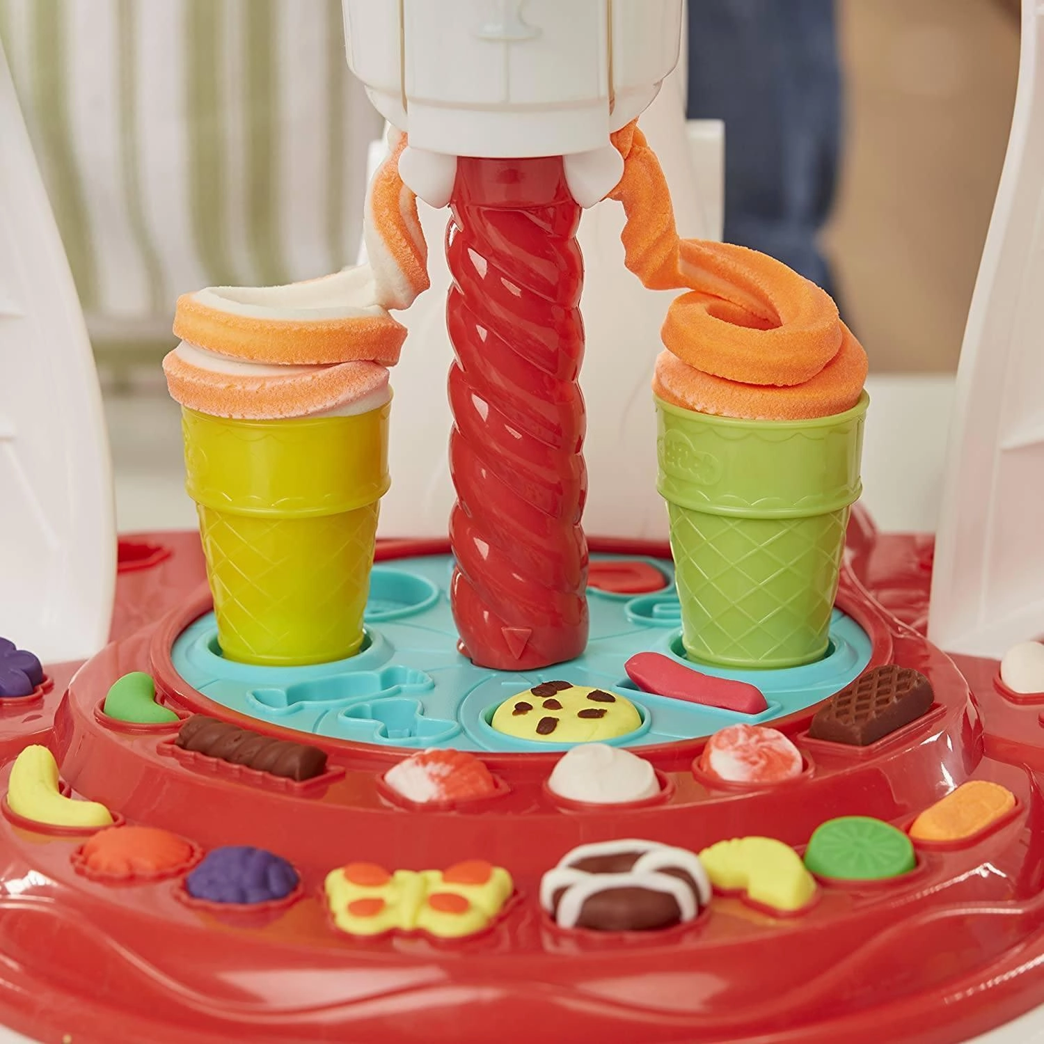Play-Doh Kitchen Creations Ultimate Swirl Ice Cream Maker Play Food Set with 8 Non-Toxic Colours