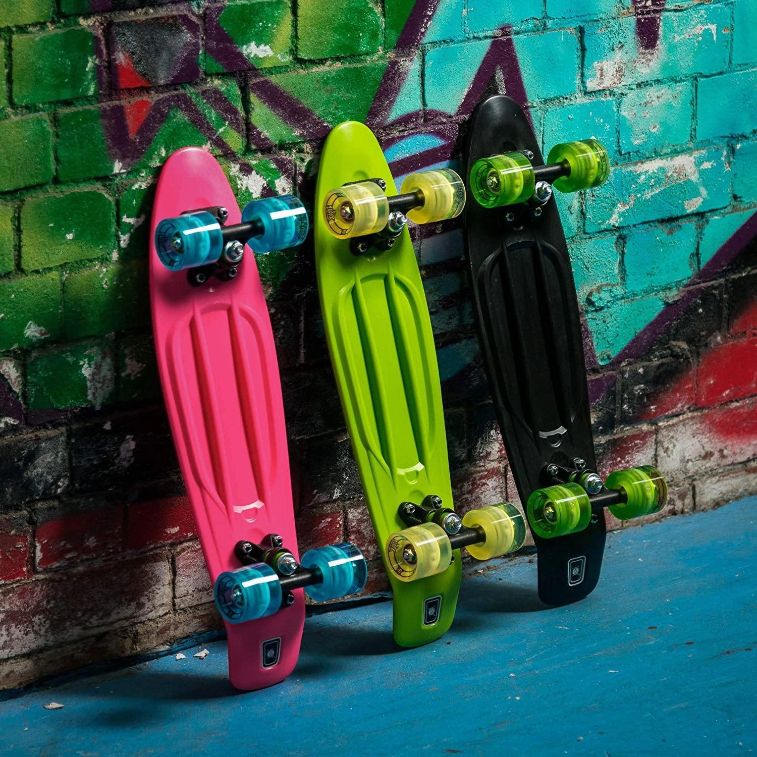 XOOTZ 22-Inch Skateboard with LED Light Up Wheels - Green